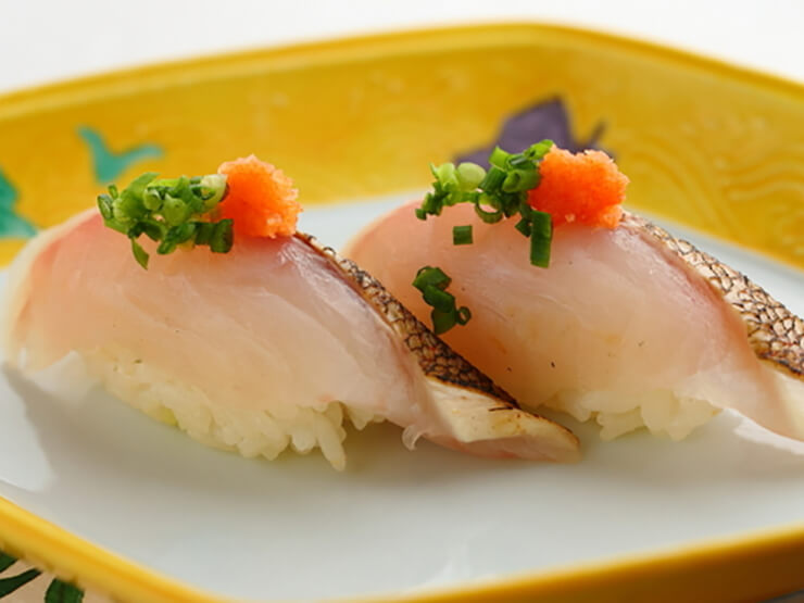 皮目が香ばしい『花鯛の炙りにぎり』
