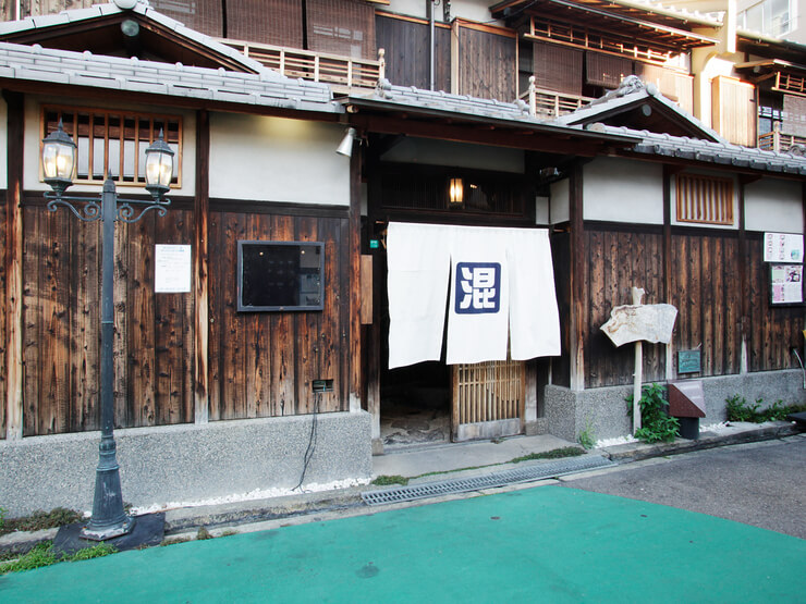 素朴な木の外壁が風情ある、登録有形文化財の長屋