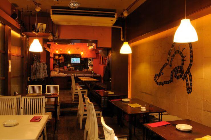 カジュアルでおしゃれな開放的な店内でラム肉を楽しめる