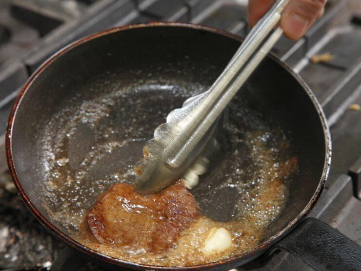 ステーキにはサシのない赤身肉を選び、1か月から1か月半熟成させる