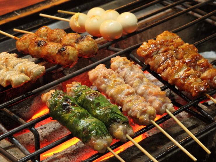 朝挽きの赤鶏を仕入れ、一本ずつ手串で仕込む『串焼き』