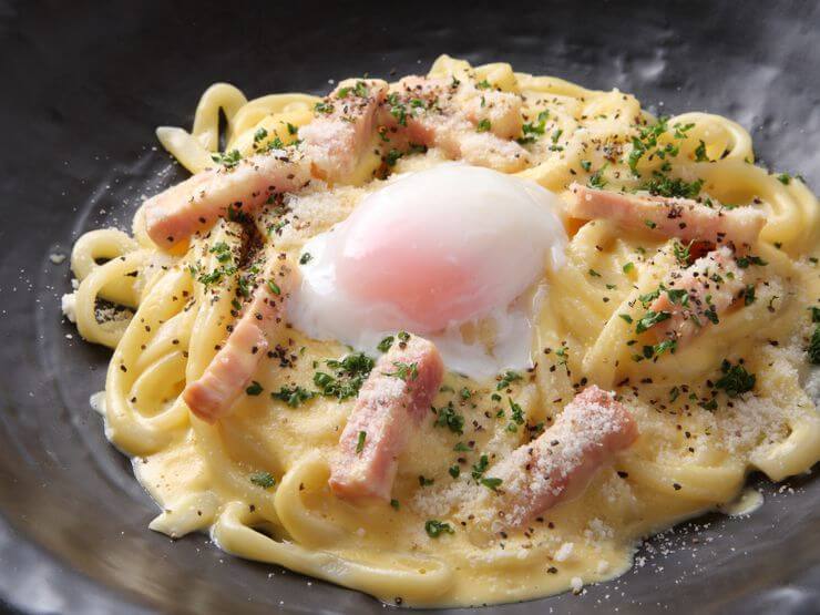 出汁のきいたパスタ!?　『名物カルボナーラうどん』（1,200円）
