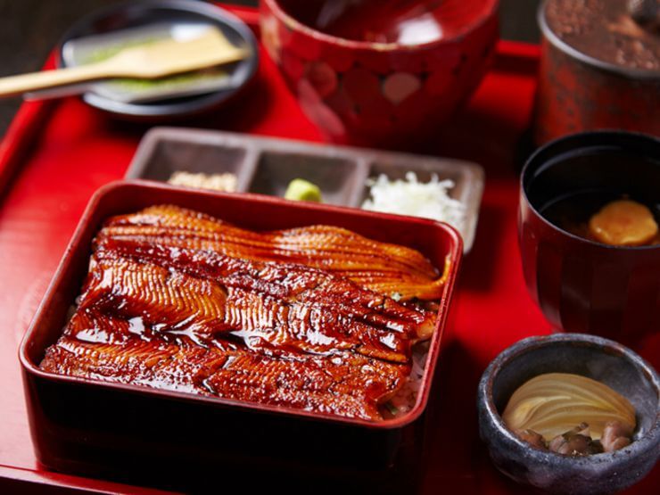 名物『穴子箱めし』は、ネギや柚子など5種類の薬味を用意。自分好みの味つけで楽しめます