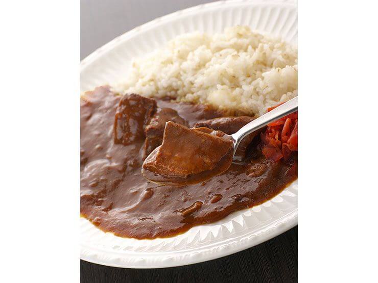 スパイスにこだわったほどよい辛さのランチに最適な『中辛牛たんカレー定食』
