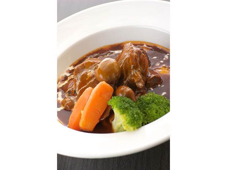 ステーキ状の牛たんをデミグラスソースでじっくりと煮込んだぜいたくな『シチューランチ定食』