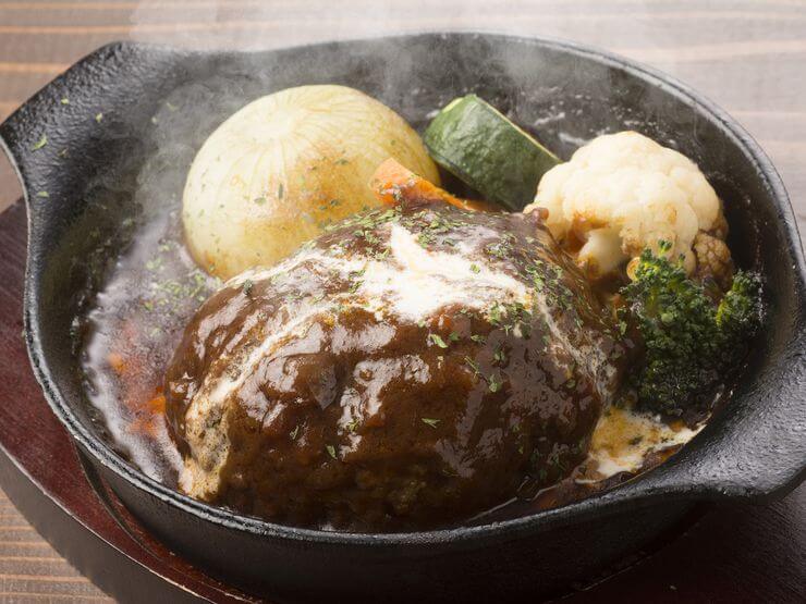 焼きたてジューシーなハンバーグを熱々の鉄板に乗せたHOTなランチ