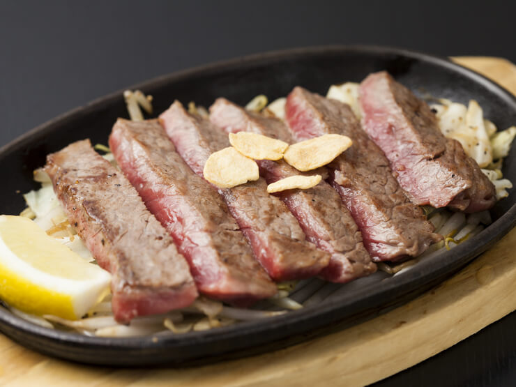 お肉料理は表面をパリッと焼き肉汁を閉じ込める、鉄板焼屋ならではの味