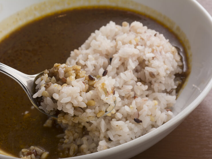 歯ごたえが魅力の『十六穀米カレー』はランチタイムの人気メニュー 