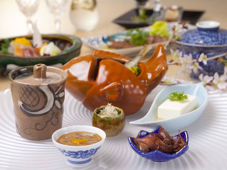 料理長自家製の羽釜で頂くご飯や炭火焼の魚介は絶品です