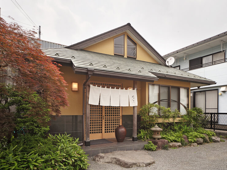 店内は純和風の座敷で、全15席ほど。靴を脱いでくつろげます