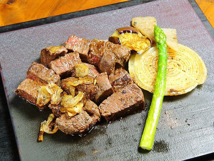 黒毛和牛の本格的なコースからリーズナブルなものまで本物の味を提供