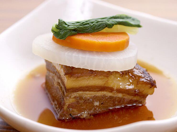豚バラ三味肉を長時間じっくりと煮込んで、柔らかく仕上げました