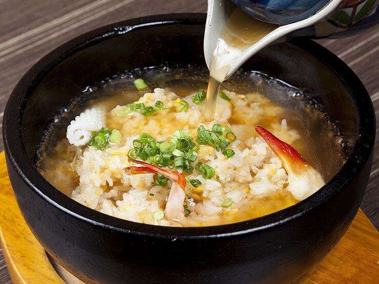 アツアツの石鍋に入った炒飯に、中華風味のあんをジュッ