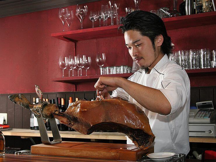 厳選食材にこだわり、常に新しい味にも挑戦し続けている郡山シェフ