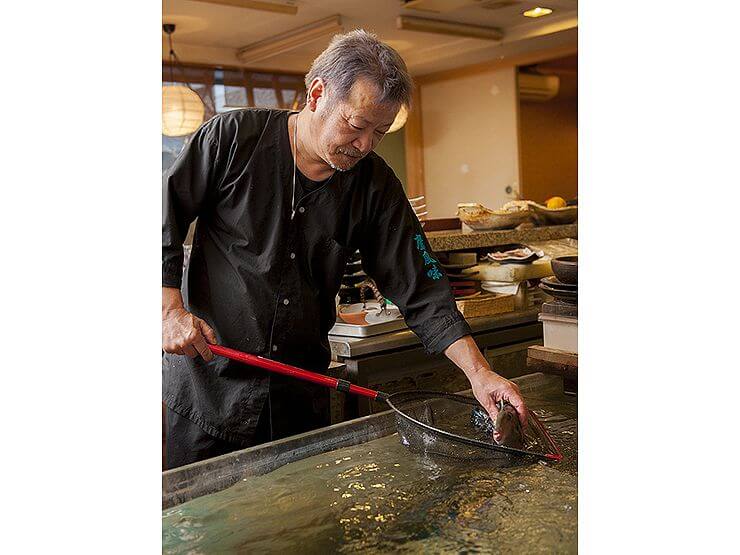 その日届いた瀬戸内海の天然活魚を、目の前で調理