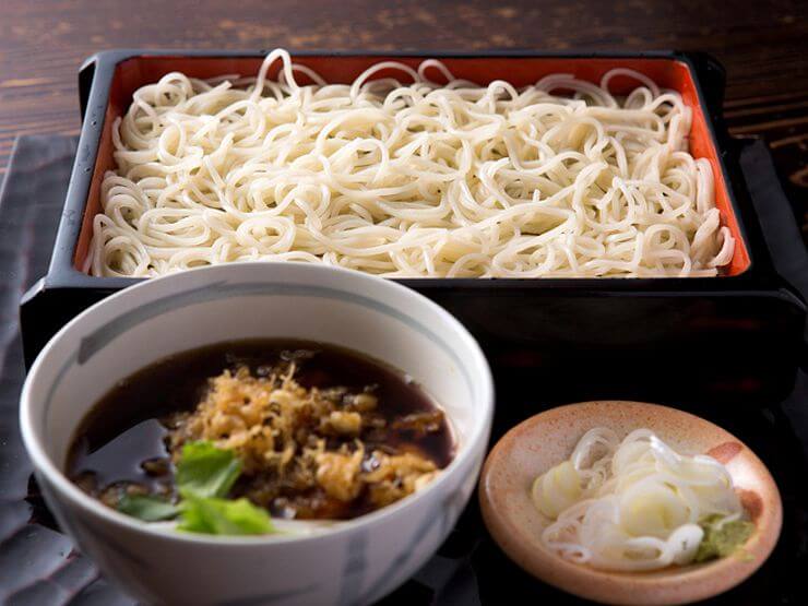更科粉で打つ蕎麦と濃い目のつゆ、胡麻油が香るかき揚げの三重奏