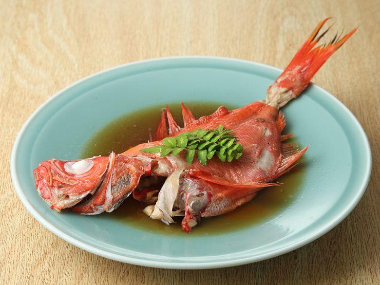 伊豆ならでは、高級食材をふんだんに盛り込んだ料理に舌鼓