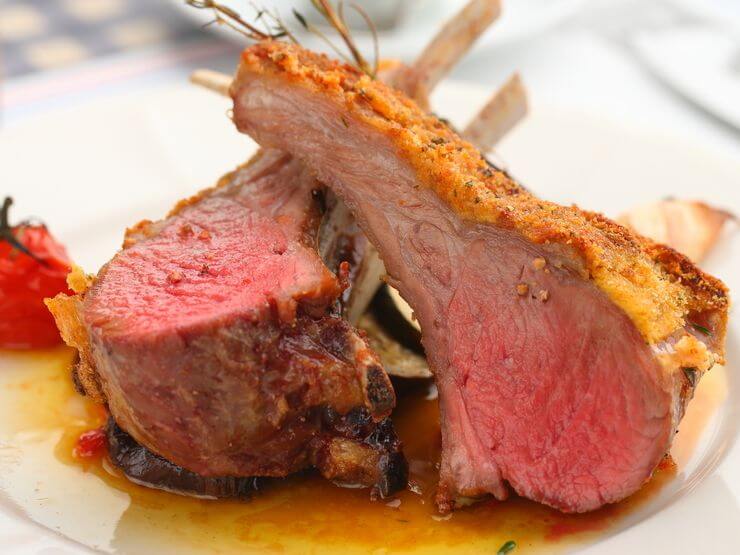 『オーストラリア産仔羊骨付き背肉 ロースト バイエルディー添』