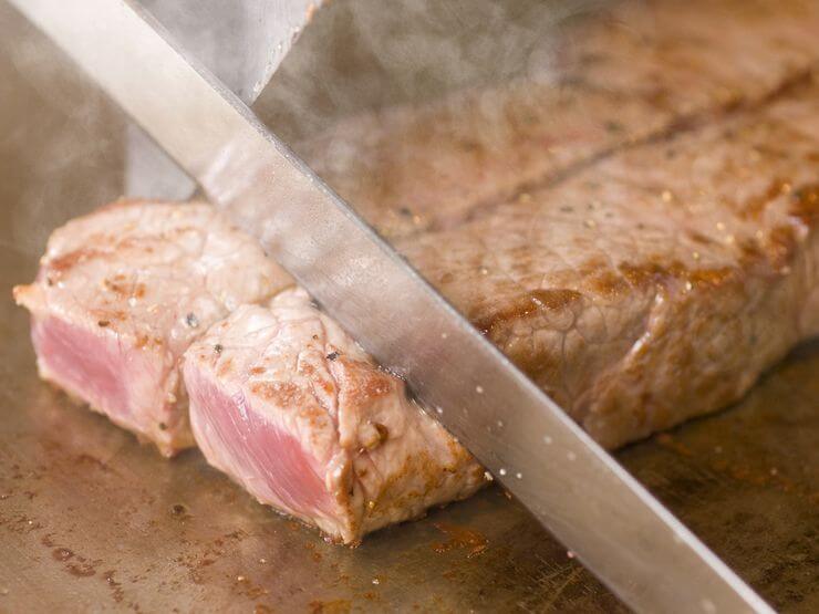 脂控えめの肉を絶妙な焼き加減で仕上げるこだわりのステーキ