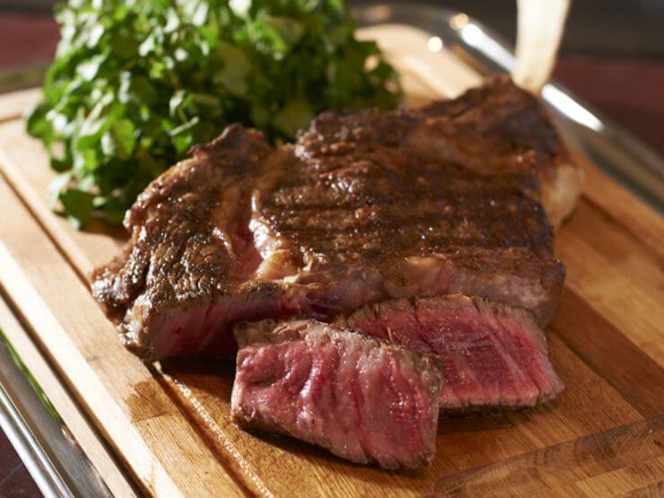肉料理は豪快かつ他を圧倒するボリュームを誇ります