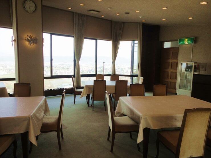 大きな窓からは、富良野の市街や壮大な十勝連峰を眺めることができます