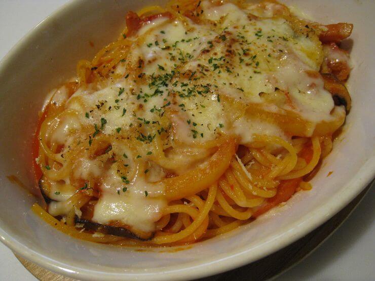 とろーりチーズをのせたアツアツ焼きナポリタン！