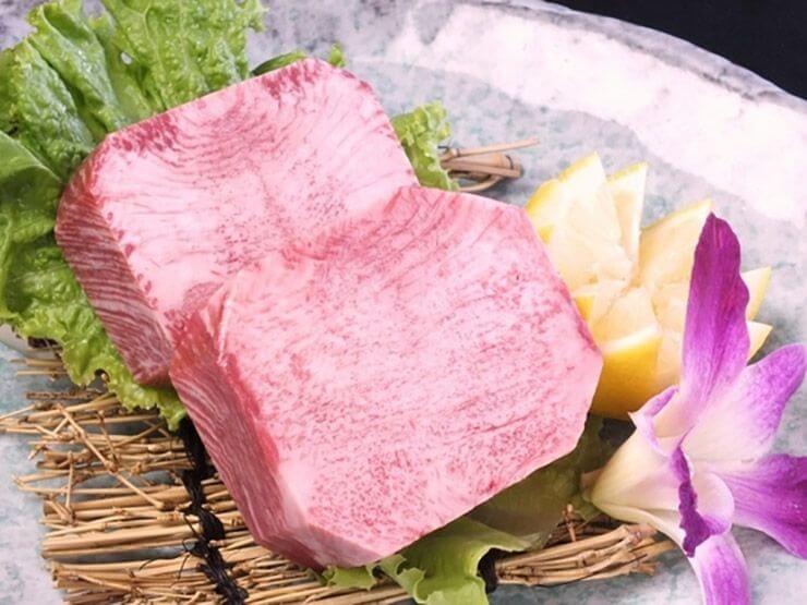 タン1本から10切れ程しか取れない希少なタンの大トロは肉厚