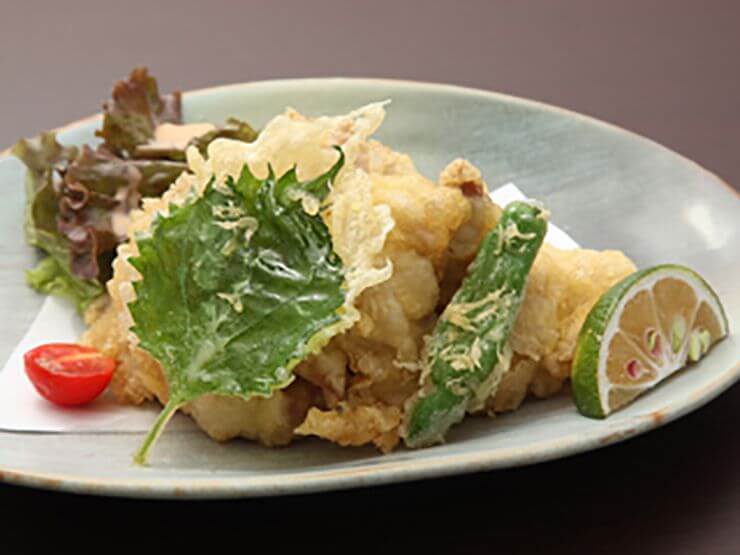 大分名物『とり天』はポン酢とカラシで。衣はカリッと、中はジューシー