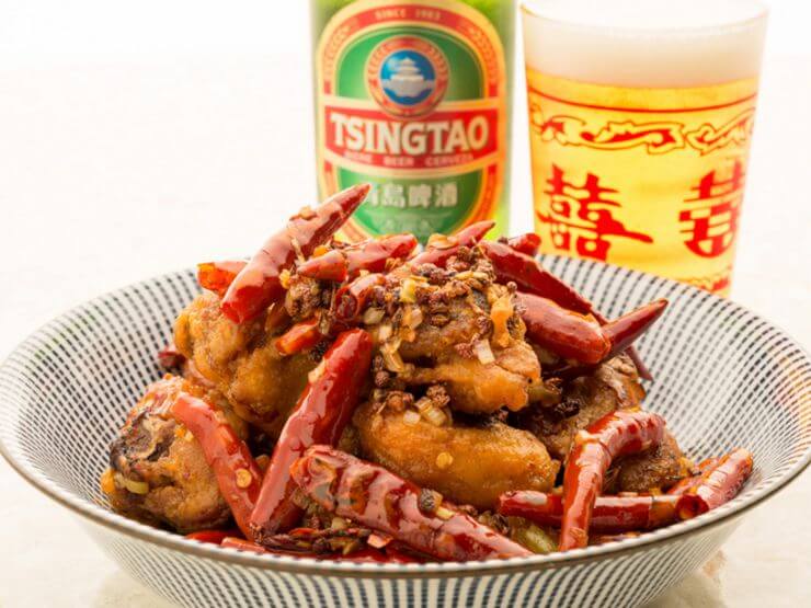 名物『辣子鶏』。大量のとうがらしで炒めたパンチのある逸品