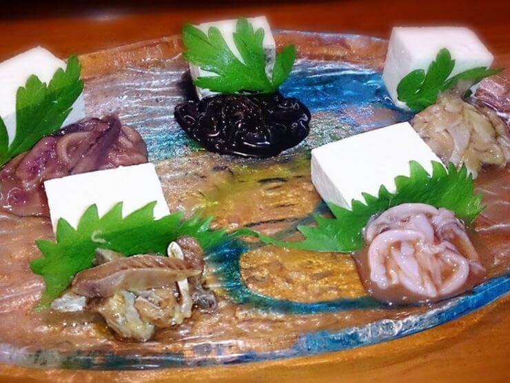 もちろん料理も好評。こちら泡盛で発酵させた『塩からオールスターズ』