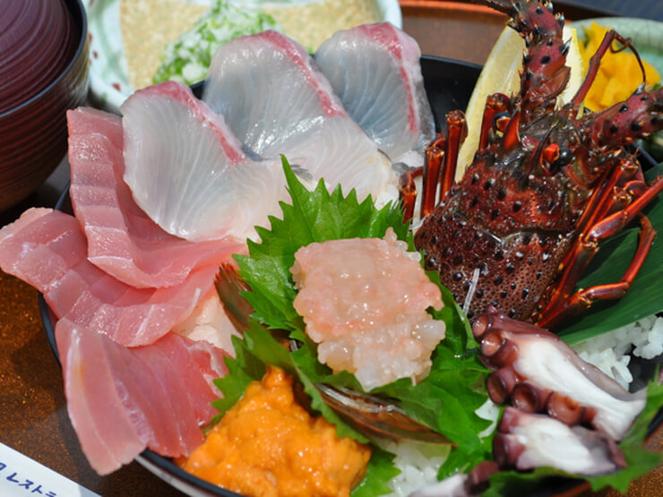 三重県産活伊勢海老がのった海鮮丼。伊勢海老の頭は赤だしに