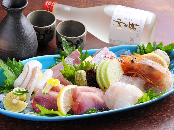 主人曰く採算度外視の一品『お造り5種盛り合わせ』は必食です