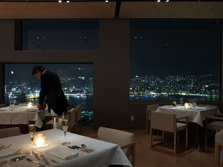 長崎港の美しい夜景を眼下に眺めながら食事を楽しむことができます