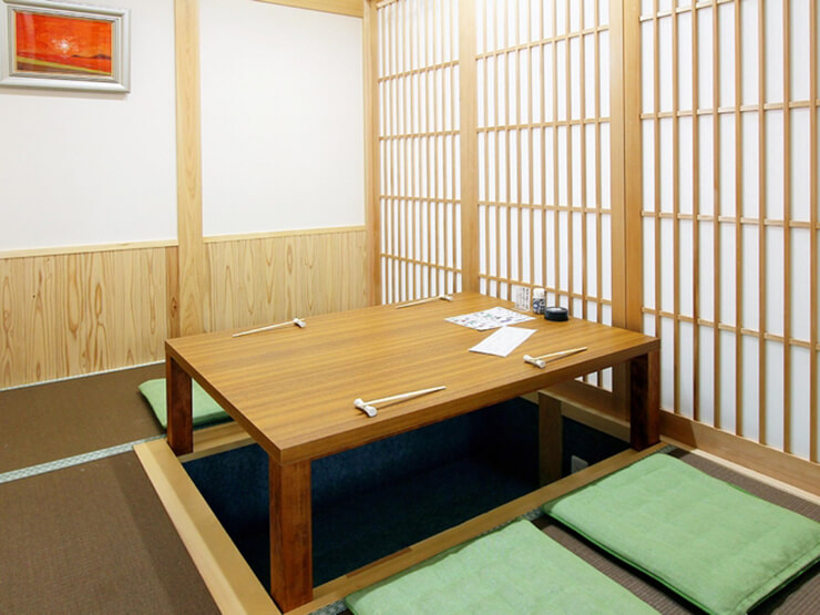 宴会可能な掘りごたつ席を完備。25名以上なら店内貸切も可
