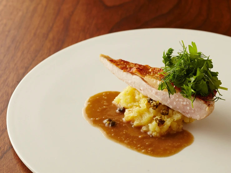 炭火で焼いたホロホロ鳥とホクホクじゃがいも