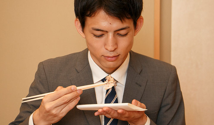 和食を食べるときの基本的なマナーをジェスチャー付きで丁寧に紹介