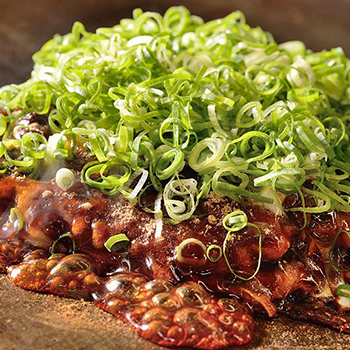 食材が躍る「お好み焼き」
