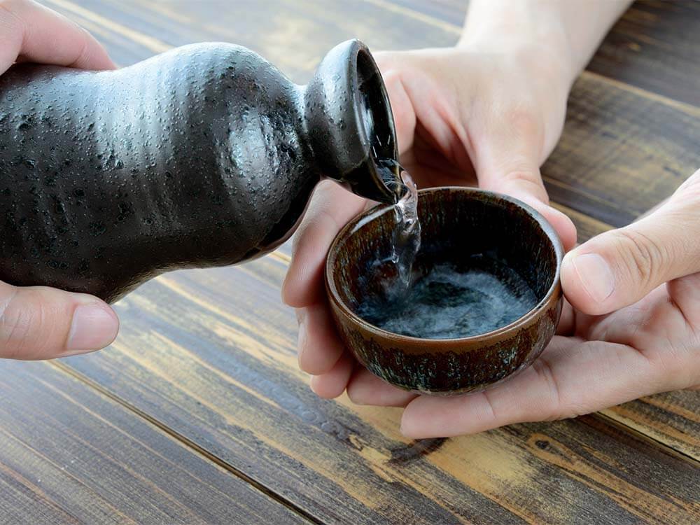 お酒を注ぎに行くときのマナー
